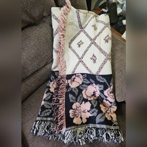 Floral Patterned Throw Blanket